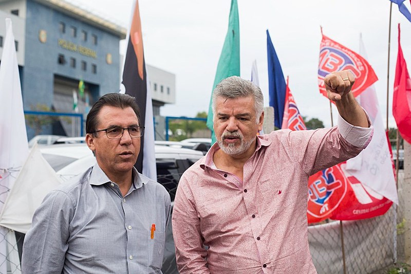 Presidente Lula, preso político há 237 dias, recebeu cartões de natal dos militantes da Vigília Lula Livre