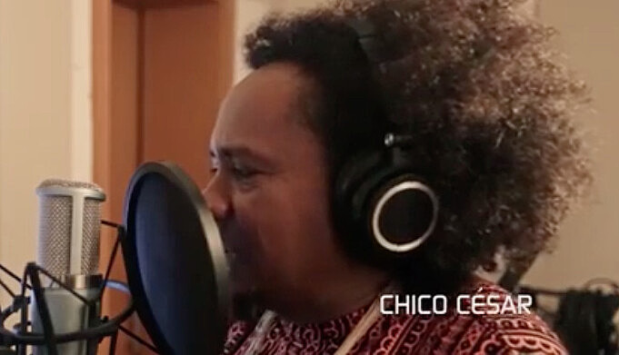 A música "Hino contra o golpe" conta com a participação de sete cantores e cantoras