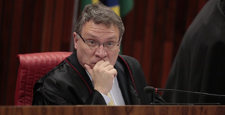 "Na próxima comichão insopitável de me intimidar e cassar a palavra dita no livre direito de crítica e manifestação, pense três vezes."