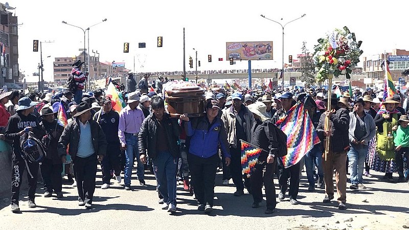 Bolivianos marchan con ataúdes de los asesinados por las fuerzas de seguridad para denunciar las masacres