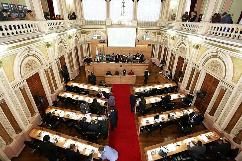 Sistema eleitoral brasileiro gera fragmentação da representação política e votos personalizados, afirma cientista político