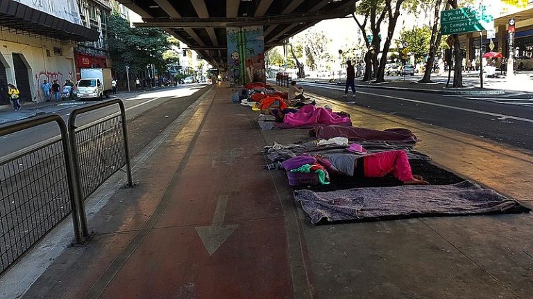 “Acordo e olho pro lado para ver se meu amigo está vivo”, relata morador de rua em SP