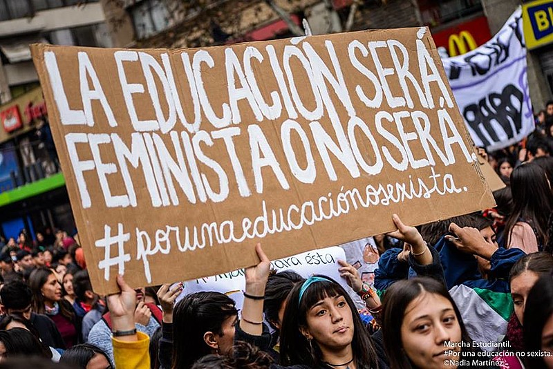 Manifestação estudantil por uma educação não-sexista em Santiago, capital do Chile; no cartaz se lê: "A educação será feminista ou não será"
