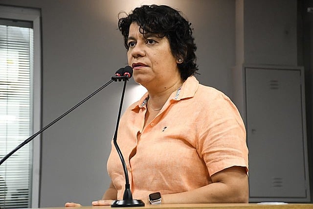 Deputada estadual Estela Bezerra (PSB) discursando na ALPB.