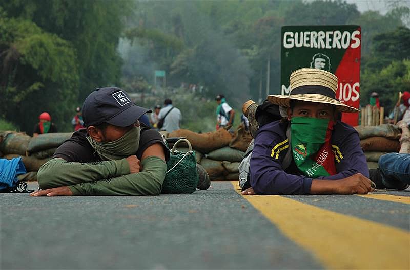 Manifestantes durante bloqueio de rodovias na Colômbia; ação faz parte da jornada de protestos, a Minga Social, realizada historicamente