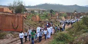 Procissão segue pelas ruínas de Bento Rodrigues para celebrar o dia de Nossa Senhora das Mercês