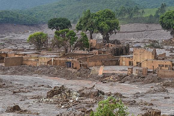 Rompimento da barragem da Samarco em novembro de 2015, em Minas Gerais