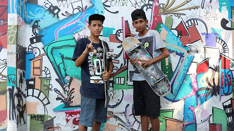 Estudantes andam de skate em frente ao Centro Cultural Grajaú, que receberá no próximo sábado (16), a "Virada Comunicação"