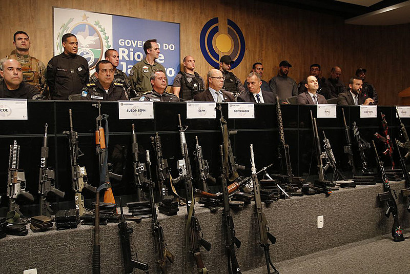 Compete ao governador autorizar determinados armamentos e alguns de seus modos de uso.