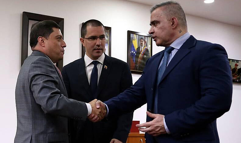 Arreaza (centro) e Saab (dir.) se reuniram com conselheiro colombiano na Venezuela (Foto: AVN)