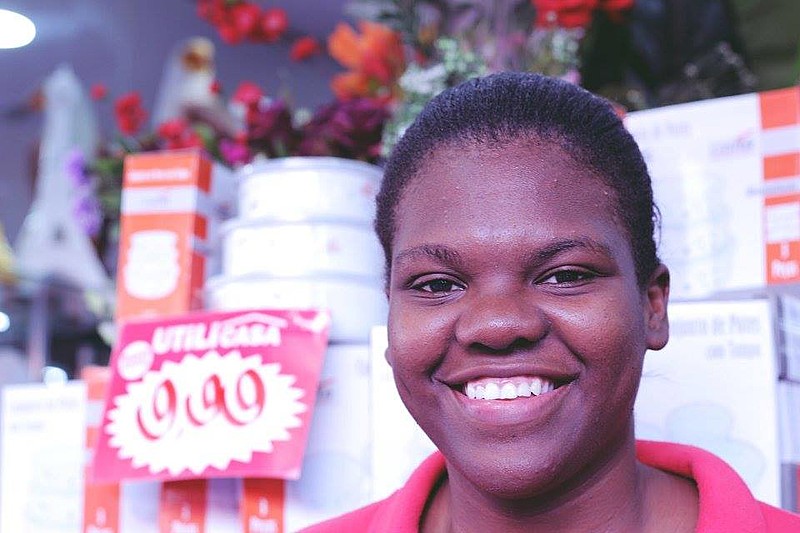 Tamara é locutora de loja e sonha ser professora de História