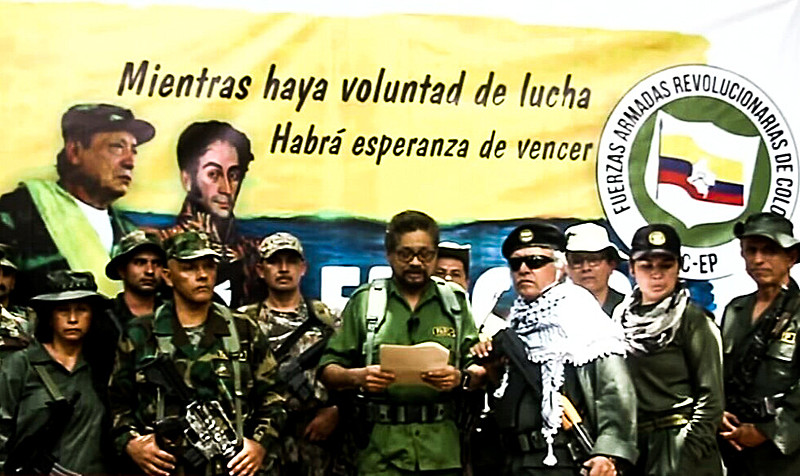 Comandante Iván Márquez (centro) anunciou retorno de parte do grupo à luta armada