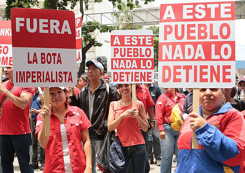 Venezuelanos durante discurso de Nicolás Maduro no evento “Fora da América Latina, Trump” em Caracas