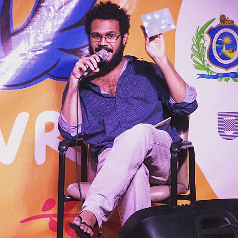 Historiador de formação, Fred Caju iniciou vendendo seus livros de poesia online, como e-books, mas hoje os produz artesanalmente