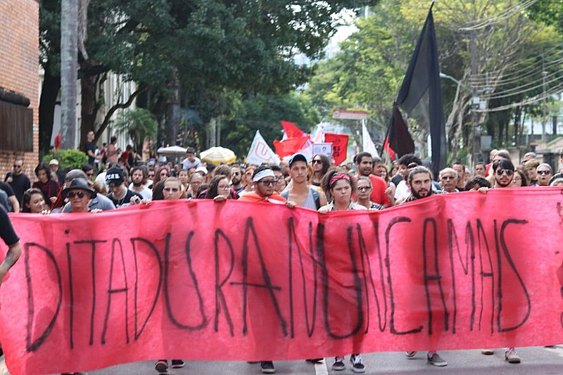 Passeata em Curitiba, protesto para que ditadura não se repita