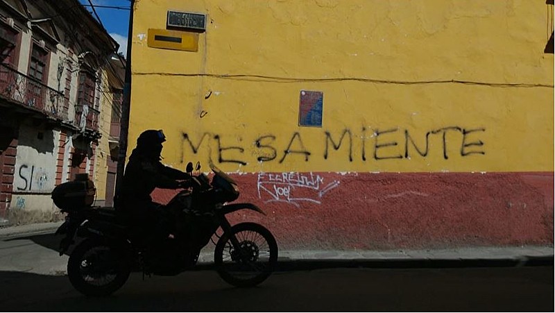 Muro en el centro de la capital, La Paz: una reacción a las narrativas construídas por el expresidente y candidato opositor Carlos Mesa