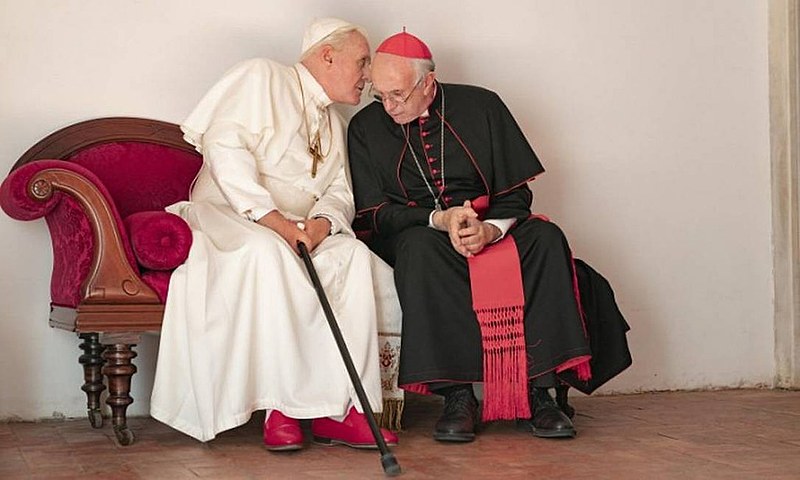Os atores Anthony Hopkins e Jonathan Pryce em cena do filme "Dois Papas"