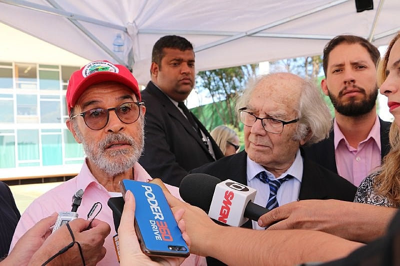 O ator Osmar Prado (à esq.), após conversa de grevistas com Cármen Lúcia da qual participou