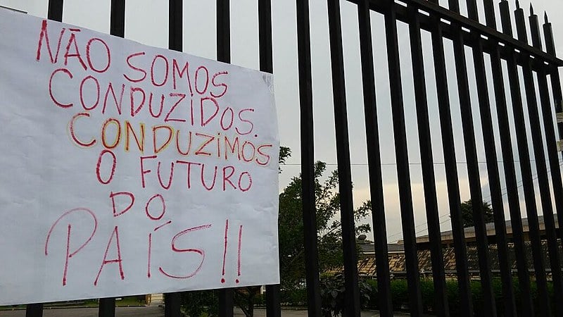 Cartaz colocado em frente à ocupação de colégio estadual no Paraná