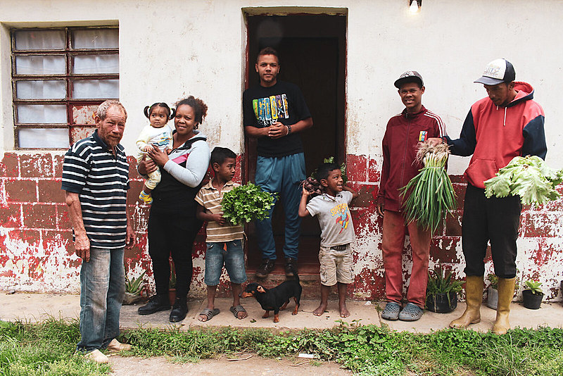 A família da agricultora Arlenys Colmenares trabalha em uma das 3120 comunas registradas na Venezuela