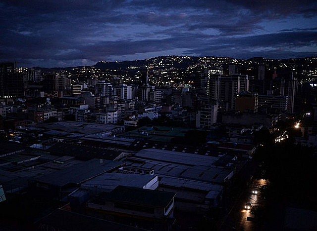 Caracas, capital da Venezuela, durante o apagão elétrico de 7 de março, que atingiu quase todos os estados do país