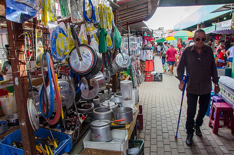 Na Feira é possível encontrar cabeleireiros, barbeiros, oficinas de reparo de celular e eletrônicos, panelas, roupas e utensílios para casa.