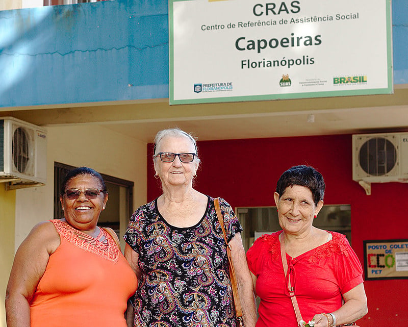 Madalena, Emelda e Santalina botam a mão na terra e ajudam a tornar CRAS Capoeiras mais acolhedor