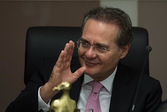 Segundo a mesa diretora, Renan Calheiros permanecerá na presidência da Casa até que o plenário do STF decida sobre o caso