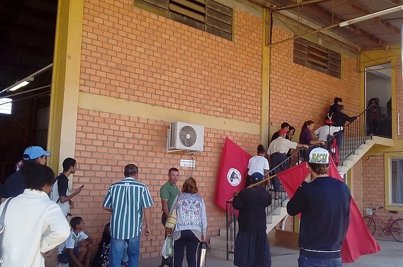 Péssimas condições das vias impedem crianças de irem à escola. Manifestantes querem ser recebidos pelo secretário municipal da Agricultura.