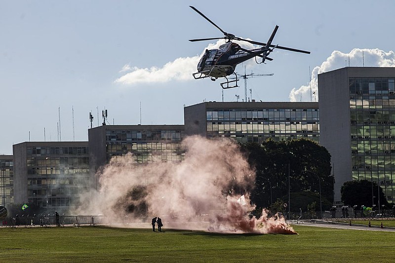 Helicópteros y la caballería también fue usada contra los manifestantes este miércoles (24)/ Mídia Ninja