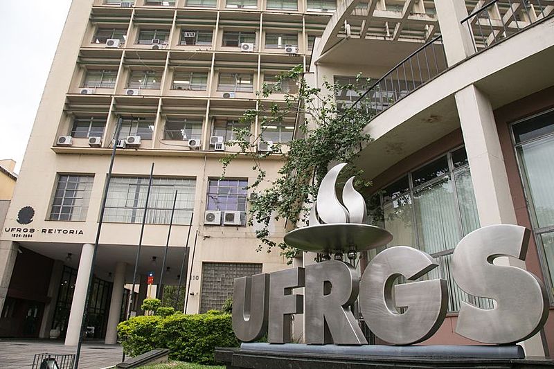 A Universidade Federal do Rio Grande do Sul terá 26 bolsas de mestrado e doutorado congeladas.