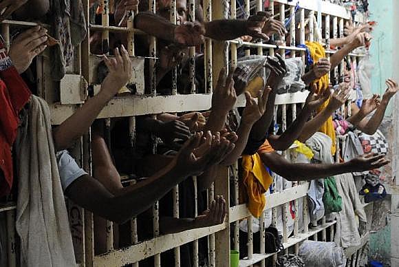 Segundo Anuário Brasileiro de Segurança pública, em 2014 607.731 pessoas estavam presas no Brasil