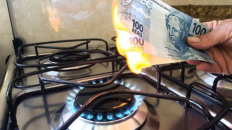 Concorrem na compra da Liquigás a Ultragaz, do grupo Ultra, primeira no mercado nacional, e a Supergasbras, do grupo holandês SHV, a terceira maior no comércio de gás de cozinha no país