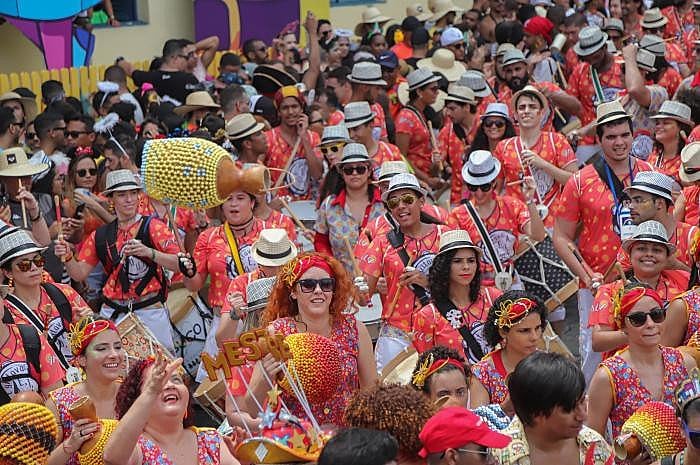 "Ai, ai, ai, Bolsonaro é o carai" também foi cantado por foliões em Olinda