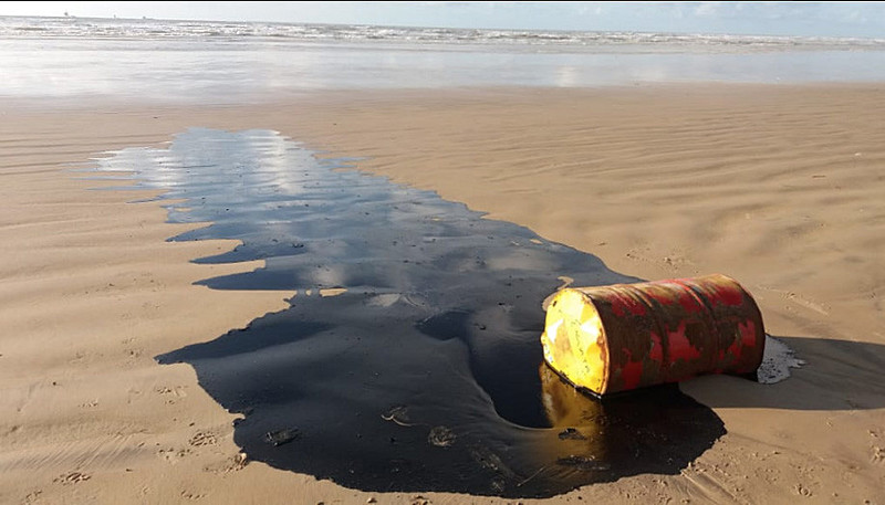 Barris de óleo são encontrados na costa sergipana.