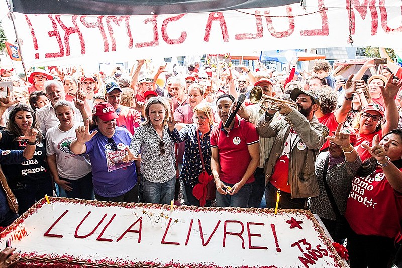O parabéns foi cantado pelo “trompetista da resistência”, Fabiano Leitão