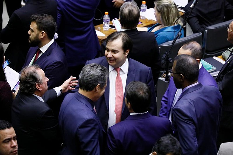 Presidente da Câmara, Rodrigo Maia (DEM-RJ),  e parlamentares durante sessão de votação dos destaques da reforma