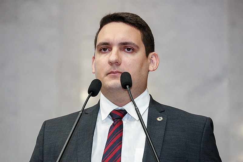 Em junho o deputado bateu seu recorde: foram 13 ausências e apenas duas presenças nas reuniões plenárias;