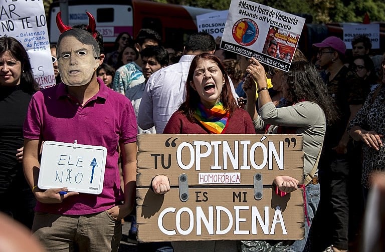 Manifestação contra a presença de Jair Bolsonaro em frente ao Palácio de La Moneda, sede presidencial chilena