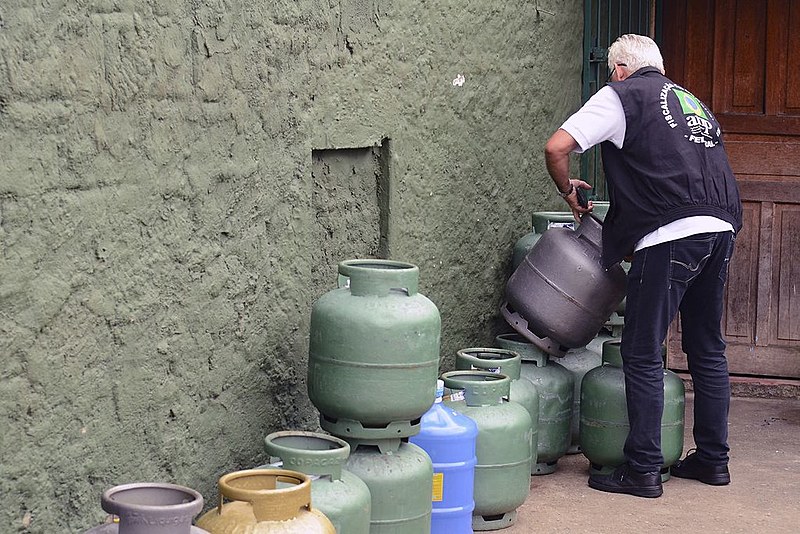 Política de preços do gás faz com que mais pobres deixem de cozinhar no sudeste; no nordeste, famílias voltam a usar lenha