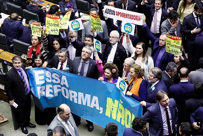 Deputados de oposição levaram cartazes contra a reforma durante a votação do projeto