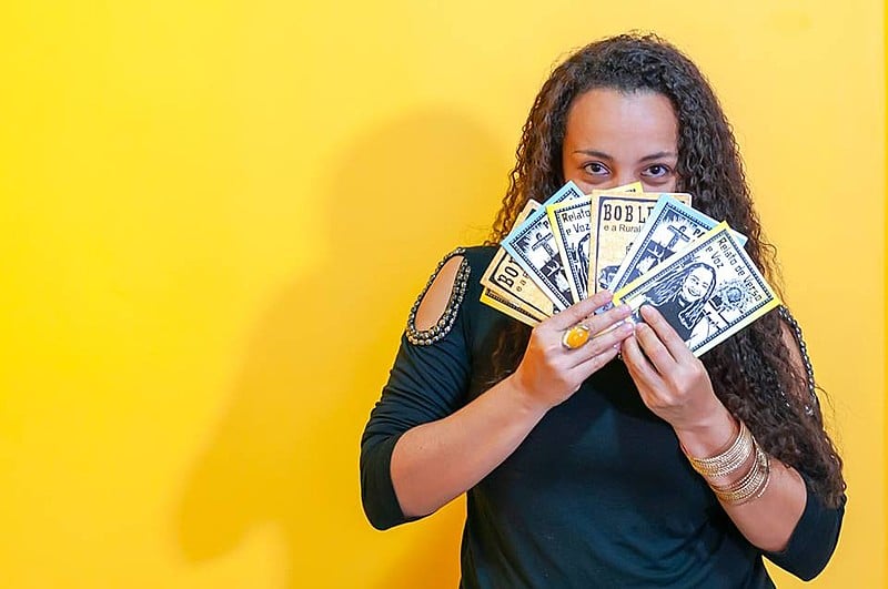 A cordelista apaixonada pela literatura de Cordel, Izabel Nascimento, exibe alguns "folhetos" de cordel