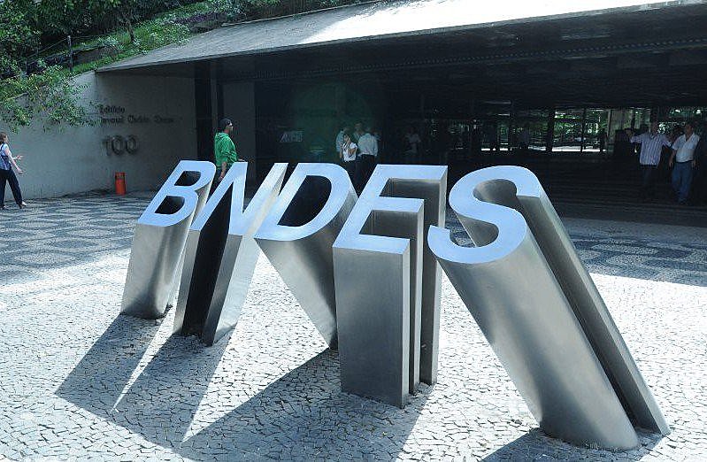 O Brasil deveria investir 4,5% do PIB em infraestrutura para crescer, porém, não chega nem a 1%