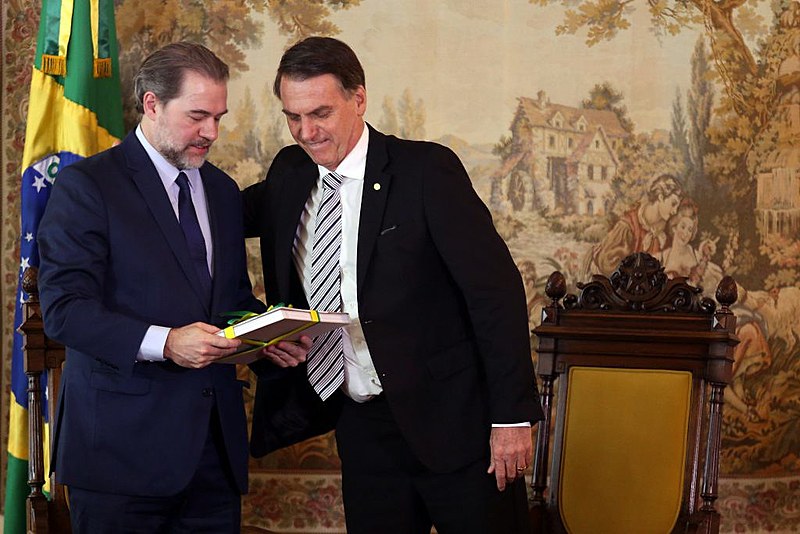 Dias Toffoli (esq.) é cumprimentado pelo presidente eleito Jair Bolsonaro (dir.)