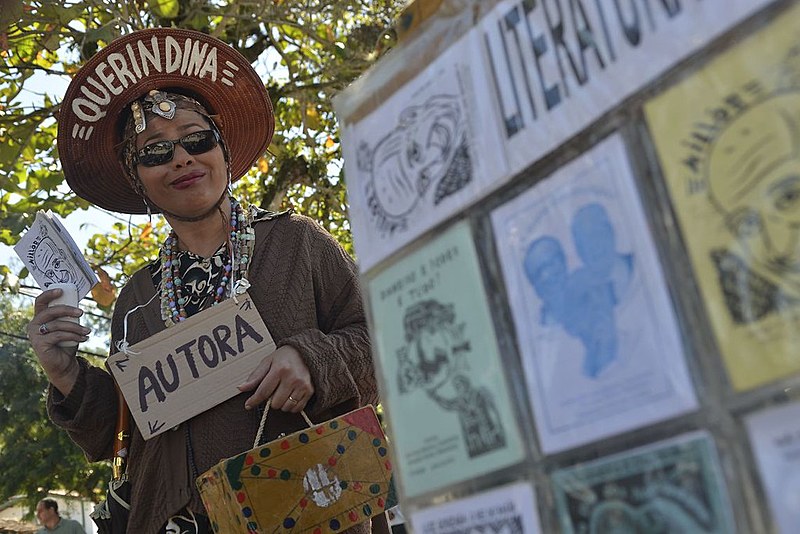A leitura do texto é feita de forma cantada, tradição nascida entre os próprios cordelistas
