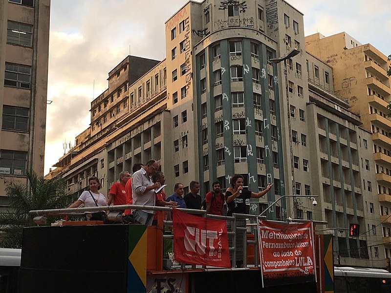 O ato organizado pela Frente Brasil Popular contou com trabalhadores da  CUT Nordeste 2, que estavam reunidos na cidade.