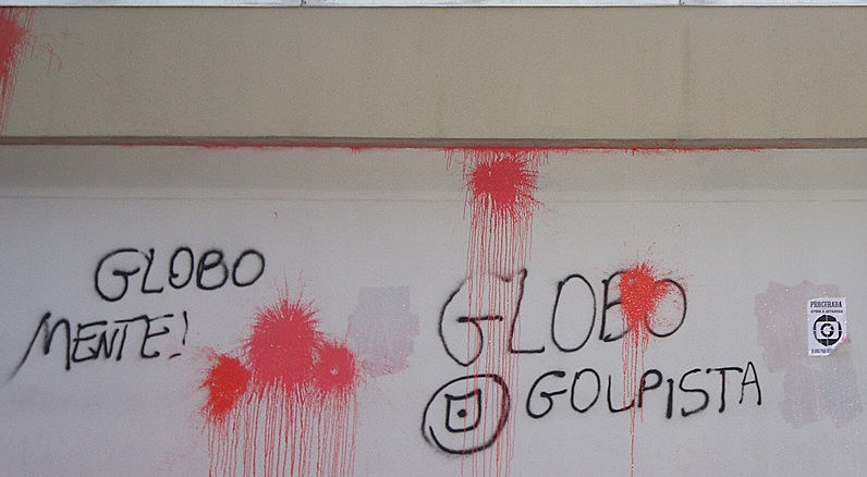 Ato de contra os 50 anos da rede Globo na sede em São Paulo, marcada como “50 anos de manipulação” - 26/04/2015
