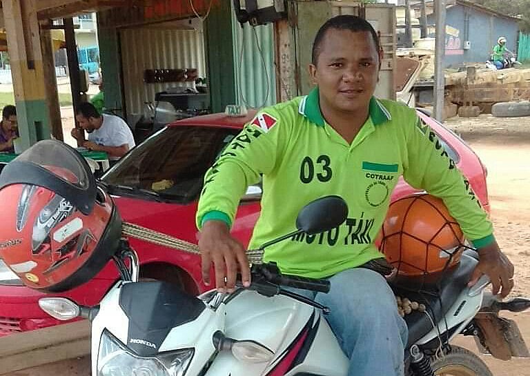 Ao que tudo indica, o mototaxista foi morto a golpes de faca no pescoço durante uma emboscada