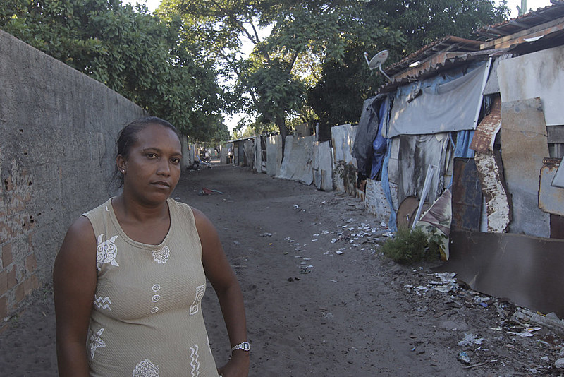 Atrás do muro a resistência, Ana Paula, umas das lideranças da comunidade