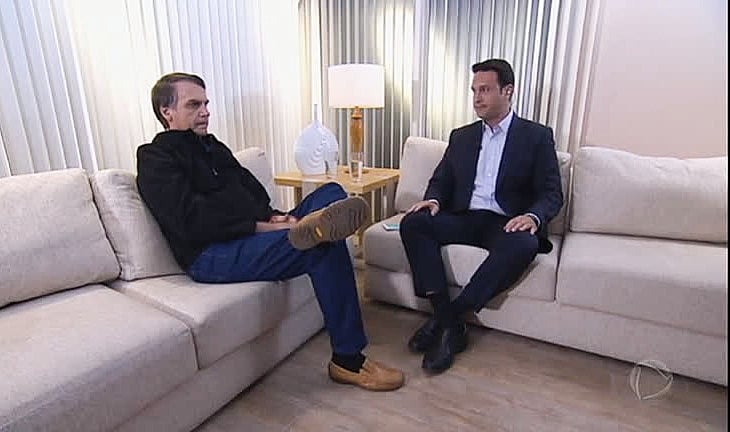 Jair Bolsonaro (esq.) disse que vai enfrentar os "superpoderes das minorias"